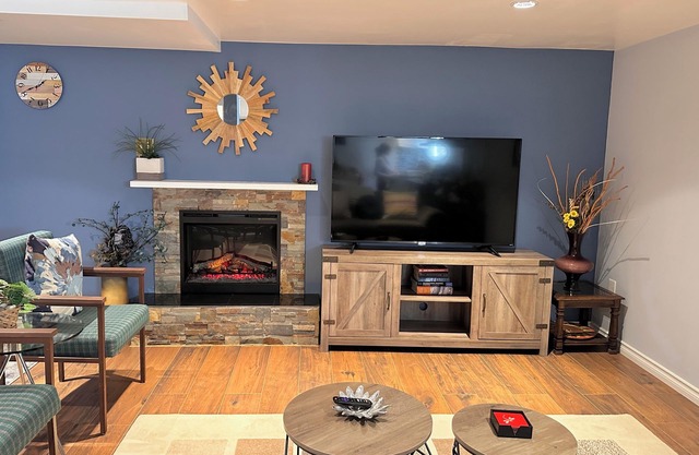 Central Cozy Stay- near C-train, office space, quiet, 2BR, sleeps 6