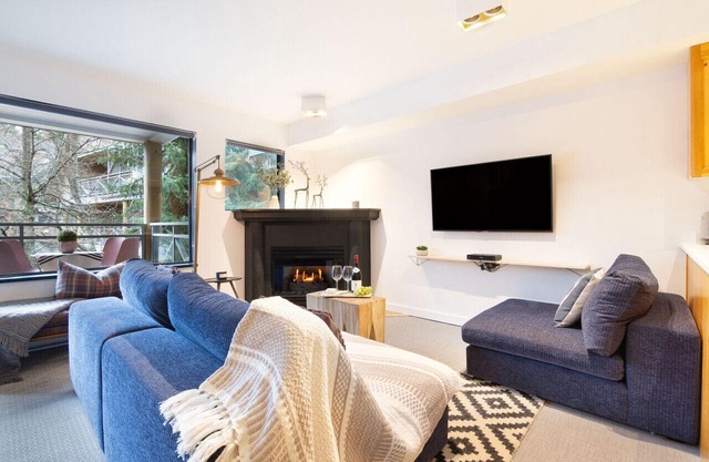 Central, Cozy Townhouse-Private Hot Tub & Parking