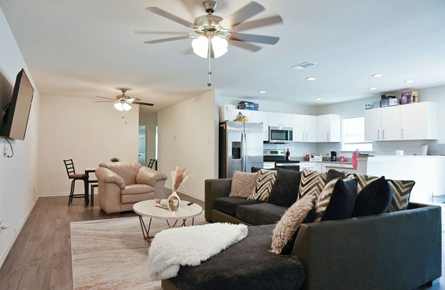 Central DFW Townhouse: 4BD/2BA Amazing Location
