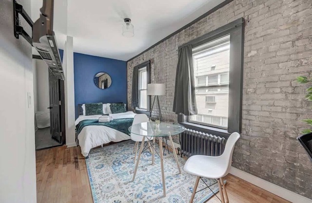 Central Downtown Milwaukee Studio, Cozy & Bright