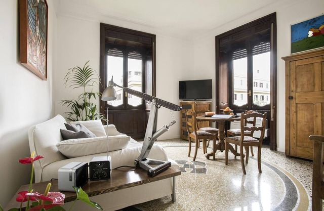 Central, elegant apartment fully furnished in a stately building.