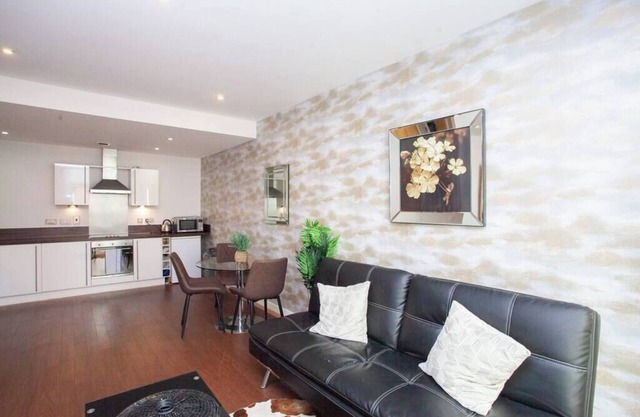 Central Glasgow Flat with Juliet Balcony