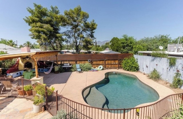 Central house with pool and hot tub