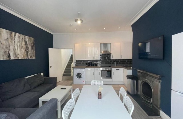 Central Hove 5 Bedroom Flat BN332AWES