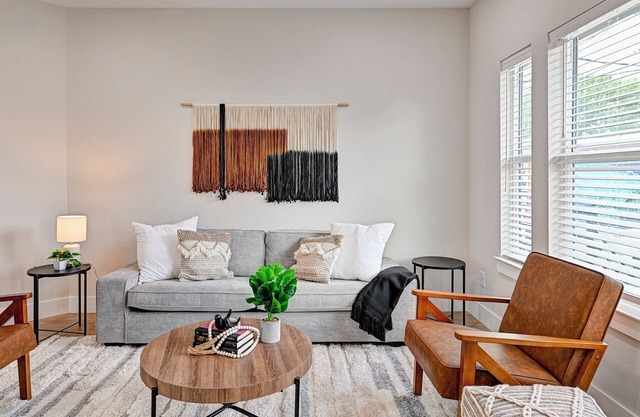 Central HTX Apt: Free Wi-Fi, A/C, Full Kitchen, Near Top Attractions.