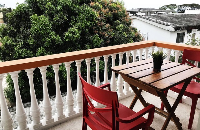 Central LArge Apartment in Urdesa, Free yoga space and Parking