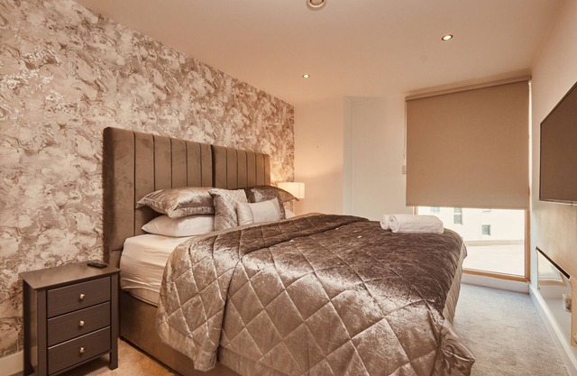 Central Leeds Dock Apt, Free Secure Parking! 2 Bed