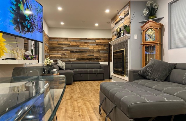 Central location, easy dining, Edgemont Village, Rec Centre, & Park Royal Mall.n