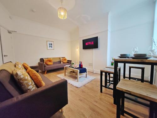 Central Manchester Modern 4 Bed House - free parking