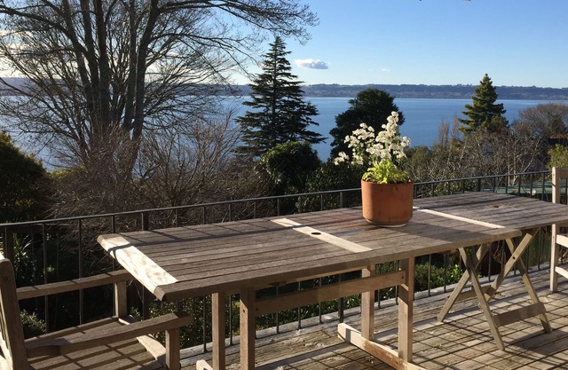 CENTRAL, MODERN, MAGNIFICENT LAKE VIEW, 3 BATHROOMS. SLEEPS 10. PET FRIENDLY.