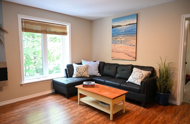 Central Muskoka Cottage w/beach, dock, kayak, SUP, canoe, paddle boat, games rm