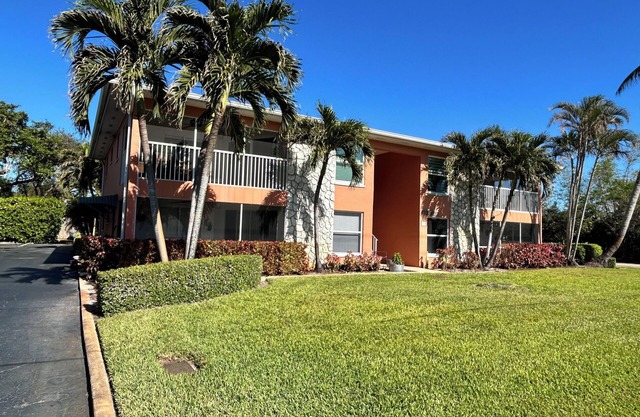 Central Naples Condo (1 E) Close to beach.
