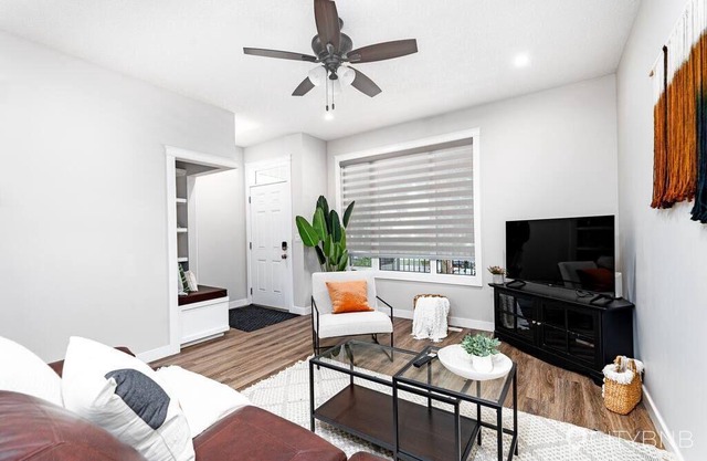 Central. New Duplex. Sleeps 6. 3 bed/2 bath.