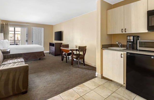 Central Oasis: Modern 1BR, Pool Access, Aerial Tramway and Living Desert Nearby