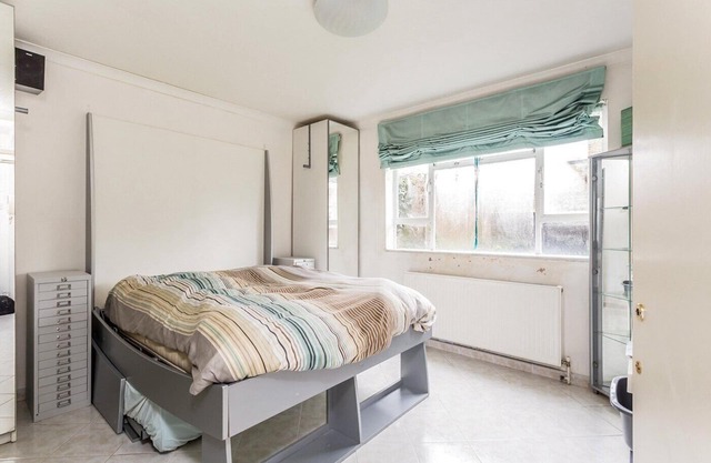 Central one bedroom flat. CONTACT ME BEFORE BOOKING TO CHECK AVAILABILITY