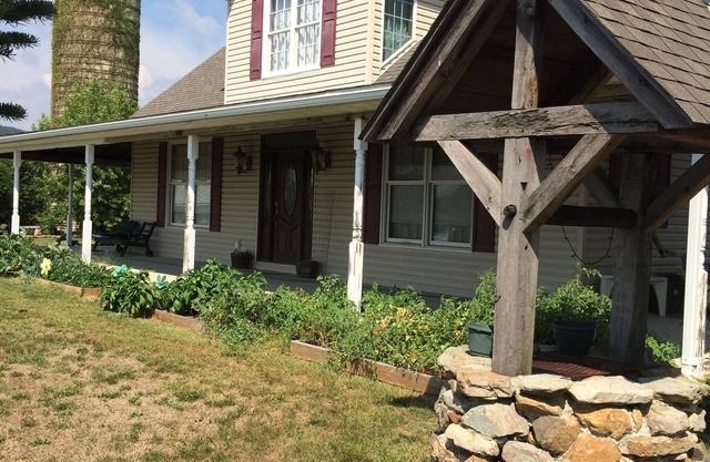 Central Pa. Country Home with Privacy & Room to Relax! Close to Many Attractions