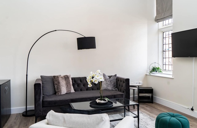 Central, Parking, Near train station, Castle view