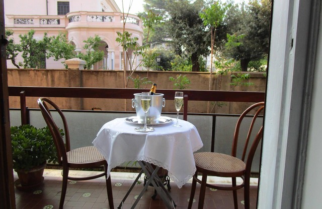 Central position, close metro, 160 m2, 3 baths, 3bdrs, one car parking included