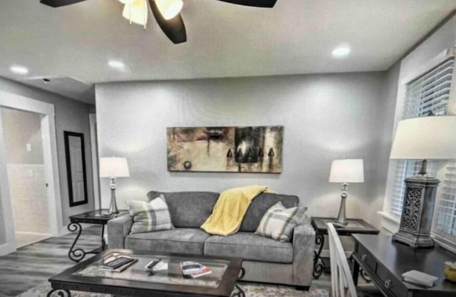 Central Retreat B, NEW Cozy Family & Pet Friendly