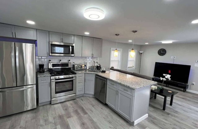 Central Salem Retreat 2bd W/parking