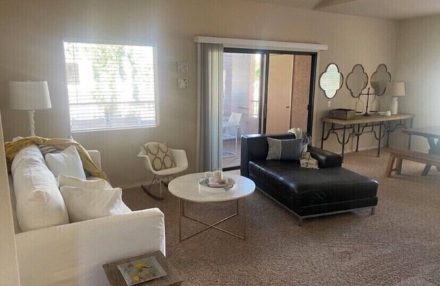 Central Scottsdale Location 2BR/1.5 Bath Second Floor Spacious Unit