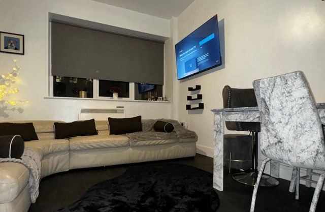 Central Sheffield 3-Bed Apt, Sleeps 7 with Parking