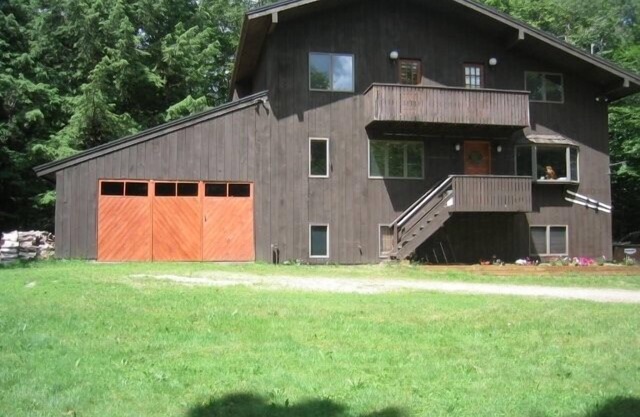 Central Ski home with Hot Tub, sauna, walk to restaurants, and ski shops