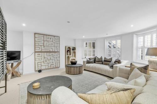 Central Snug with Patio By My Getaways