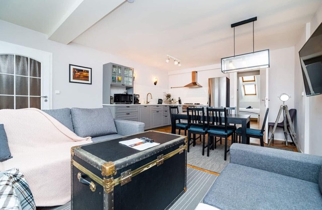 Central, Spacious, Modern 5 Bedrm duplex w/Balcony