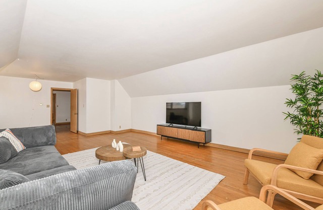 Central Spacious Unit: Pet Friendly W/King Bed