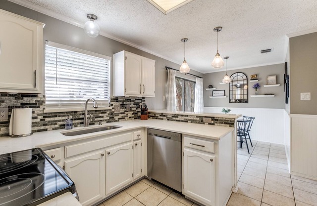 Central to major attractions, NO parties or events, pet friendly