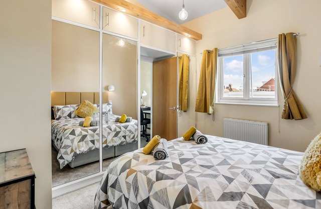 Central Townhouse 2 bedr/w fully equipped kitchen/washing machine & Parking- Ginger & Gold ltd