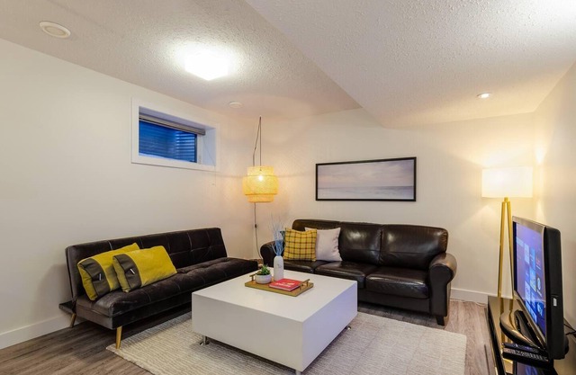 Central UofA » Luxurious Suite » Separate Entrance