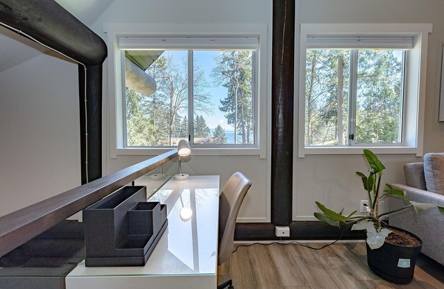 Central Vancouver Island ☀ 500sqf. Rooftop Deck! ✦Views✦ Walk to Beach!🏖