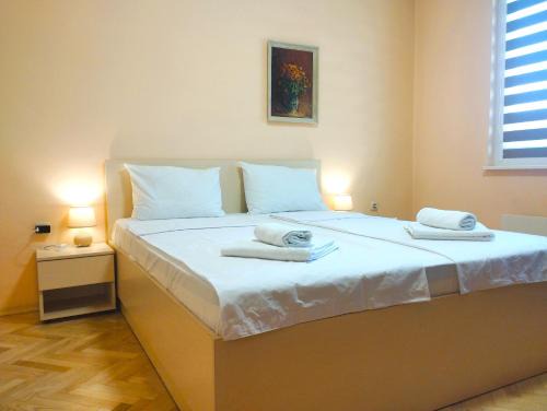 Central Vintage Apartment for 6 Guests & Private Parking