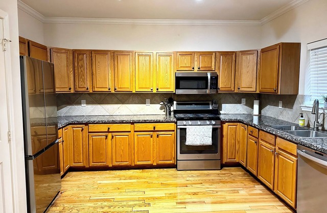 Centrally and spacious modern townhome that is minutes to downtown and Galleria
