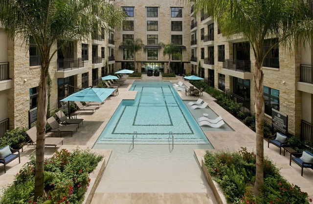 Centrally located 1 bedroom condo in Galleria