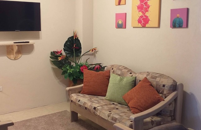Centrally located 2 bedroom apt in Warrens. Great for vacation or business !