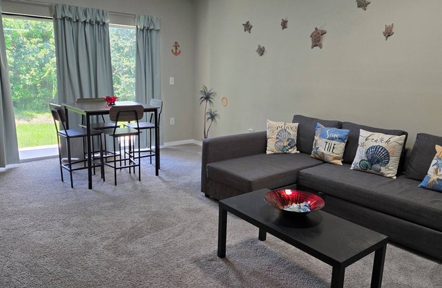 Centrally located 3-bdrm condo, sleeps 8; 6 min drive to Daytona Beach, Florida