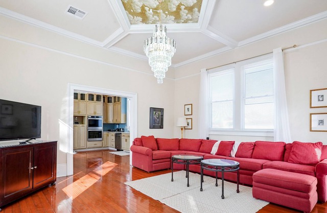 Centrally located city escape with WiFi, full kitchen, central AC - snowbirds OK