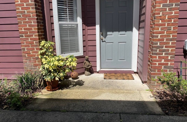 Centrally located for all Gainesville UF activities, shopping or hospitals.