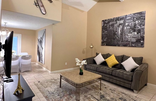 Centrally located Houston Retreat! Sleeps 8, 10 Min to Downtown, Free Parking!
