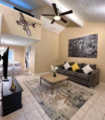Centrally located Houston Retreat! Sleeps 8, 10 Min to Downtown, Free Parking