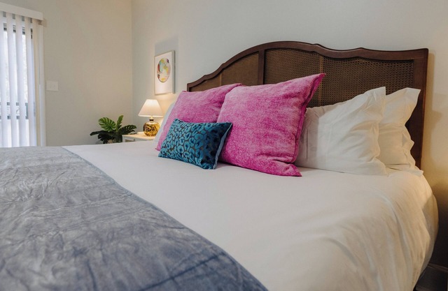 Centrally Located King Bed Midtown Liberty 2695