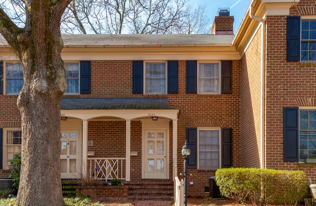Centrally Located Mins to Downtown Raleigh -2BR-2.5 BA Sleeps 4