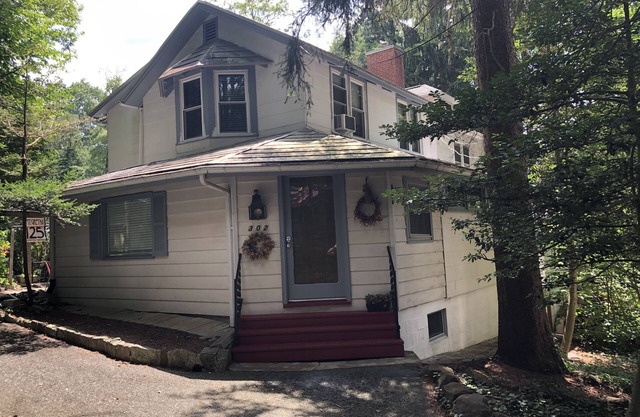 Centrally located Mt Gretna cottage with 3 bedrooms and 2 full baths