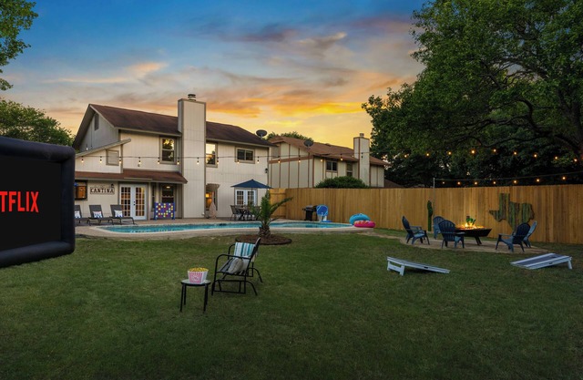Centrally Located Oasis: Pool, Fire Pit, Game Room, Pets, Huge Yard