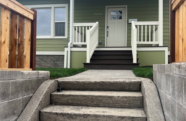 Centrally located Tacoma Craftsman close to UPS and many restaurant options.