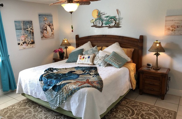 Centrally located to beaches, Close to Bush Gardens Pets Welcome Free Wifi