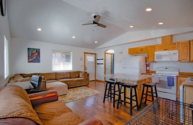 Centrally-located, dog-friendly home with WiFi, private washer/dryer, firepit